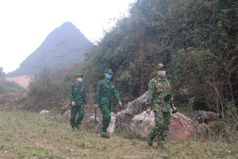 Những người lính tại chốt chặn xóm Cốc Cáng, thị trấn Trà Lĩnh, huyện Trùng Khánh (Đồn Biên phòng cửa khẩu Trà Lĩnh) đi tuần tra, kiểm soát trên tuyến biên giới thuộc địa bàn quản lý. (Ảnh: Chu Hiệu/TTXVN)