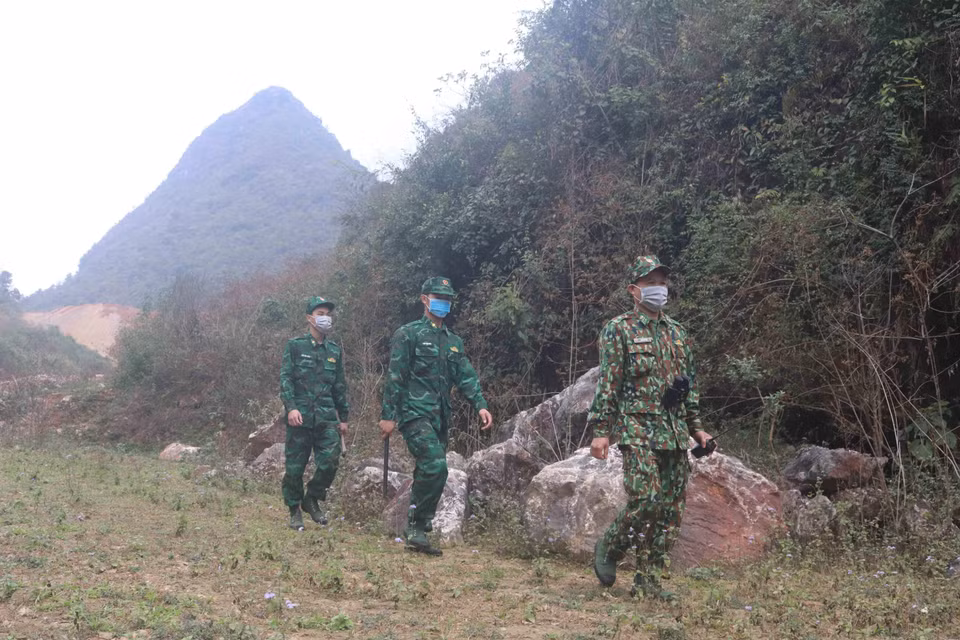 Những người lính tại chốt chặn xóm Cốc Cáng, thị trấn Trà Lĩnh, huyện Trùng Khánh (Đồn Biên phòng cửa khẩu Trà Lĩnh) đi tuần tra, kiểm soát trên tuyến biên giới thuộc địa bàn quản lý. (Ảnh: Chu Hiệu/TTXVN)