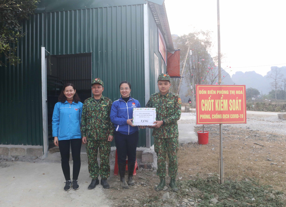 Đoàn Thanh niên huyện Hạ Lang thăm, tặng quà cán bộ, chiến sỹ đang làm nhiệm vụ tại chốt chặn xóm Đông Cầu (thuộc Đồn Biên phòng Thị Hoa), xã Thị Hoa, huyện Hạ Lang, tỉnh Cao Bằng. (Ảnh: Chu Hiệu/TTXVN)