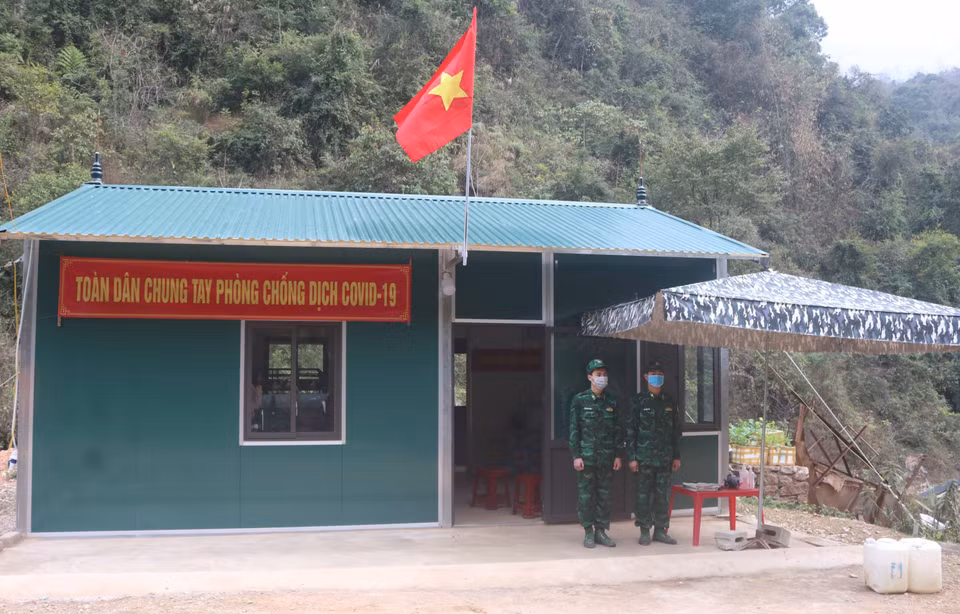 Những người lính thuộc Đồn Biên phòng cửa khẩu Trà Lĩnh làm nhiệm vụ tại chốt chặn phòng, chống COVID-19 tại xóm Cốc Cáng, thị trấn Trà Lĩnh, huyện Trùng Khánh, tỉnh Cao Bằng. (Ảnh: Chu Hiệu/TTXVN)