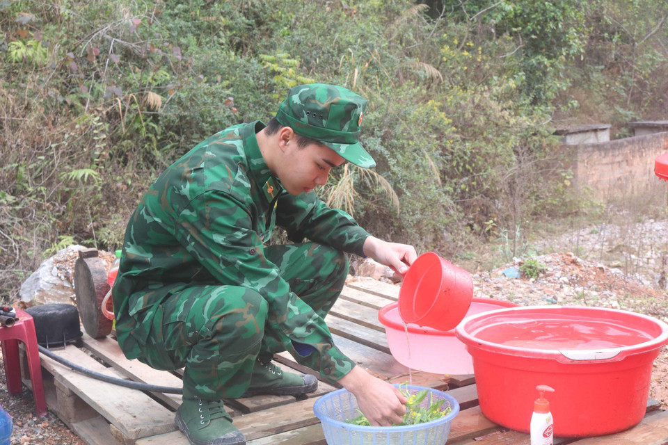 Hạ sỹ Lưu Gia Bảo, học viên Học viện Biên phòng lần đầu tiên đón Tết tại chốt chặn xóm Cốc Cáng, thị trấn Trà Lĩnh, huyện Trùng Khánh (Đồn Biên phòng cửa khẩu Trà Lĩnh). (Ảnh: Chu Hiệu/TTXVN)