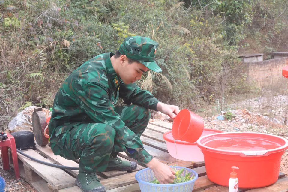 Hạ sỹ Lưu Gia Bảo, học viên Học viện Biên phòng lần đầu tiên đón Tết tại chốt chặn xóm Cốc Cáng, thị trấn Trà Lĩnh, huyện Trùng Khánh (Đồn Biên phòng cửa khẩu Trà Lĩnh). (Ảnh: Chu Hiệu/TTXVN)