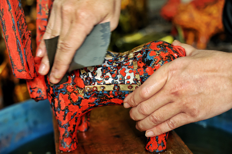 Từ những khúc gỗ, vỏ trứng, vỏ trai, nghệ nhân 8X đã tạo tác ra những chú trâu mang hoa văn độc đáo, giàu bản sắc Việt. (Ảnh: Xuân Mai/Vietnam+)