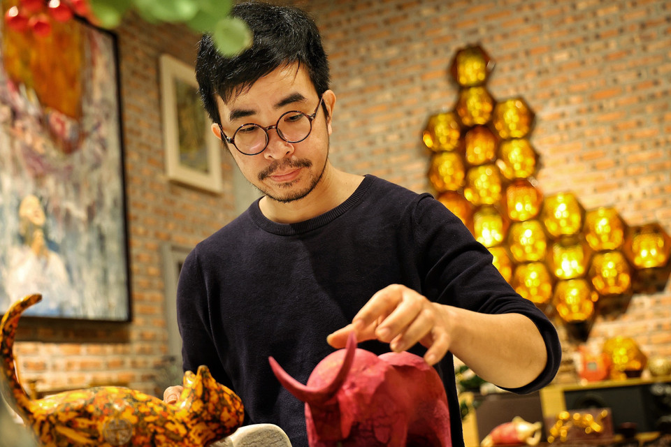 Xây dựng doanh nghiệp đã gần 20 năm, nhưng anh phải thừa nhận, mình đang 'sống' bằng công việc của người họa sỹ. Kinh doanh chỉ là bàn đạp để anh từng bước hiện thực hóa khát khao đưa hàng thủ công mỹ nghệ truyền thống của Việt Nam phủ khắp năm châu. (Ảnh: Xuân Mai/Vietnam+)