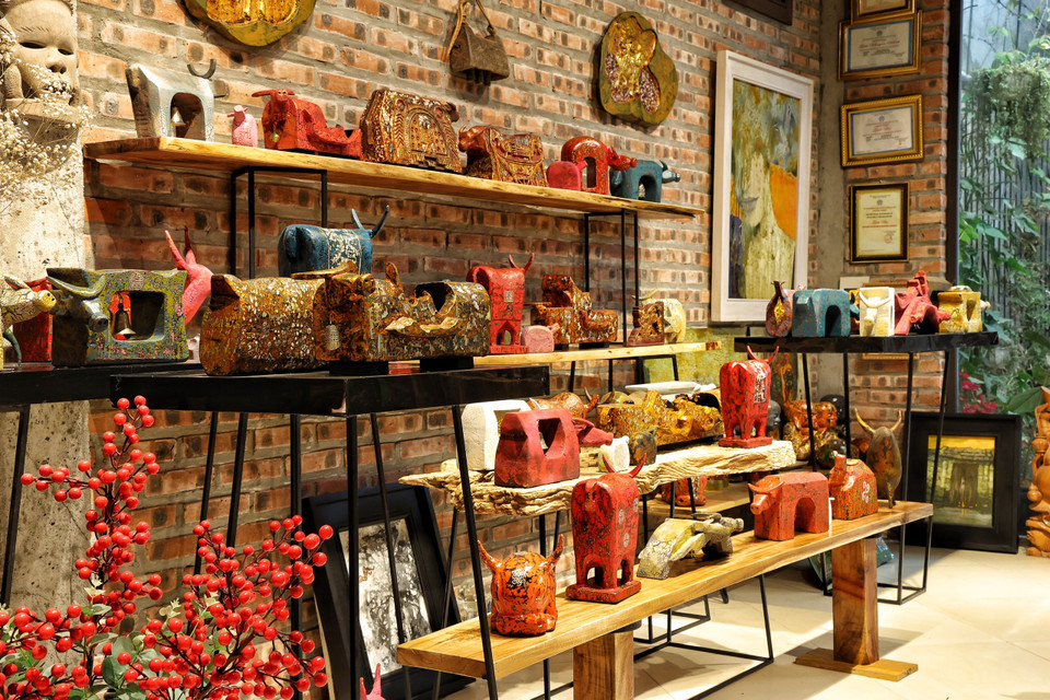 Mỗi chú trâu là một phiên bản độc nhất với những đường nét, hoa văn, màu sắc, kích thước khác nhau. Nếu như 'Trâu thực' thuần nông có đôi sừng khỏe mạnh, thì 'Trâu cổng làng' ngộ nghĩnh, đáng yêu với tạo hình mái đình, cổng làng, gắn với bóng dáng làng quê Việt Nam. 'Trâu hóa rồng' lại gửi gắm những hy vọng trong năm Tân Sửu, khi cả nhân loại đã bước qua năm Canh Tý đầy khó khăn, vất vả bởi dịch bệnh. (Ảnh: Xuân Mai/Vietnam+)