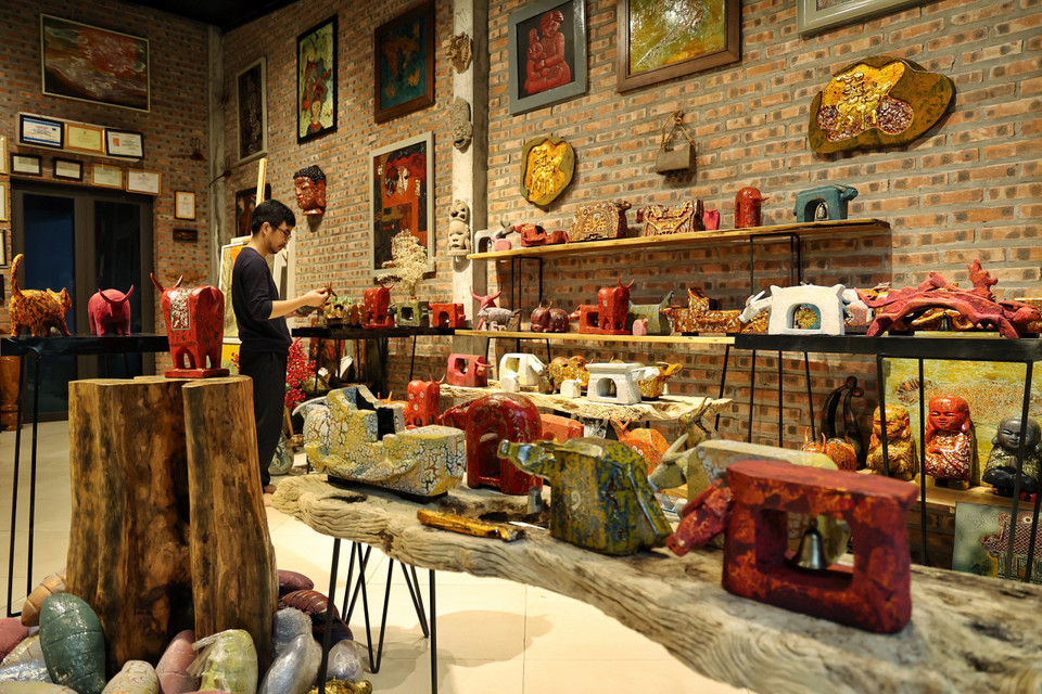 Những sản phẩm không chỉ dùng để trưng bày mà còn có công năng sử dụng như để cắm hoa, đựng kỷ vật, đựng đồ quý giá… Với giá trị đó, sản phẩm của nghệ nhân được định giá từ 1,5-10 triệu đồng/con. (Ảnh: Xuân Mai/Vietnam+)