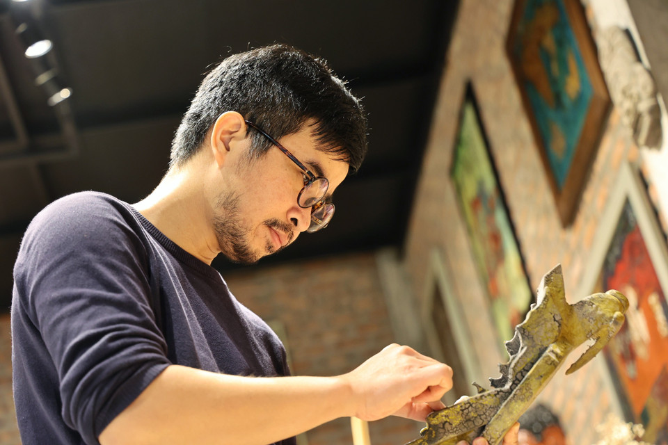 Nghệ nhân cho biết sẽ cố gắng để hoàn thiện 1010 sản phẩm để kịp trưng bày vào dịp lễ kỷ niệm 30/4. (Ảnh: Xuân Mai/Vietnam+)