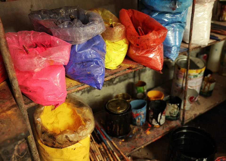 Các màu sơn tươi tắn và rực rỡ này sẽ được dùng để khoác lên từng sản phẩm. (Ảnh: Xuân Mai/Vietnam+)