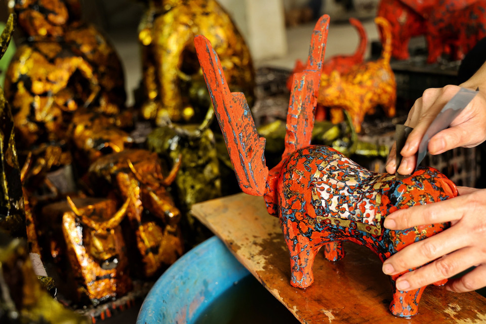 Mỗi nghệ nhân sẽ có bí quyết riêng trong khâu mài và đánh bóng, đặc biệt sản phẩm còn có tính ngẫu nhiên đã tạo ra tính độc đáo và khác biệt cho các sản phẩm sơn mài thủ công truyền thống. (Ảnh: Xuân Mai/Vietnam+)