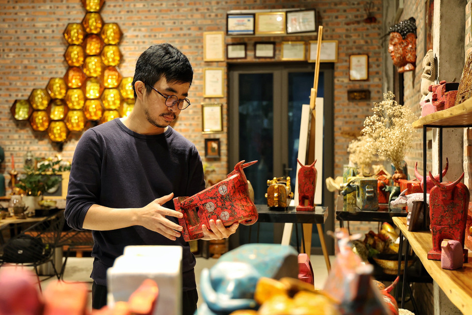 Thành lập công ty sản xuất thủ công mỹ nghệ là một trong những cách nghệ nhân Nguyễn Tấn Phát chọn để các sản phẩm mang giá trị văn hóa truyền thống Việt không chỉ có mặt tại các đại lý lớn ở những khu du lịch trên cả nước, mà còn đến được các thị trường khó tính như Pháp, Italy, Tây Ban Nha, Mỹ, Đức… (Ảnh: Xuân Mai/Vietnam+)