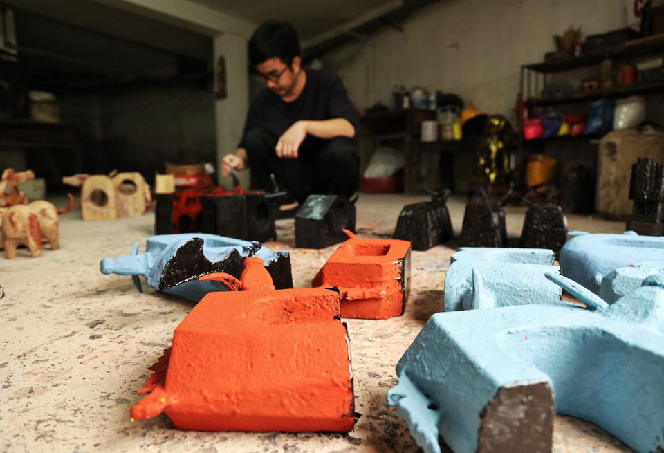 Mỗi lớp sơn quét xong cần có thời gian phơi khô trước khi quét thêm lớp khác hoặc làm các công đoạn tiếp theo. (Ảnh: Xuân Mai/Vietnam+)