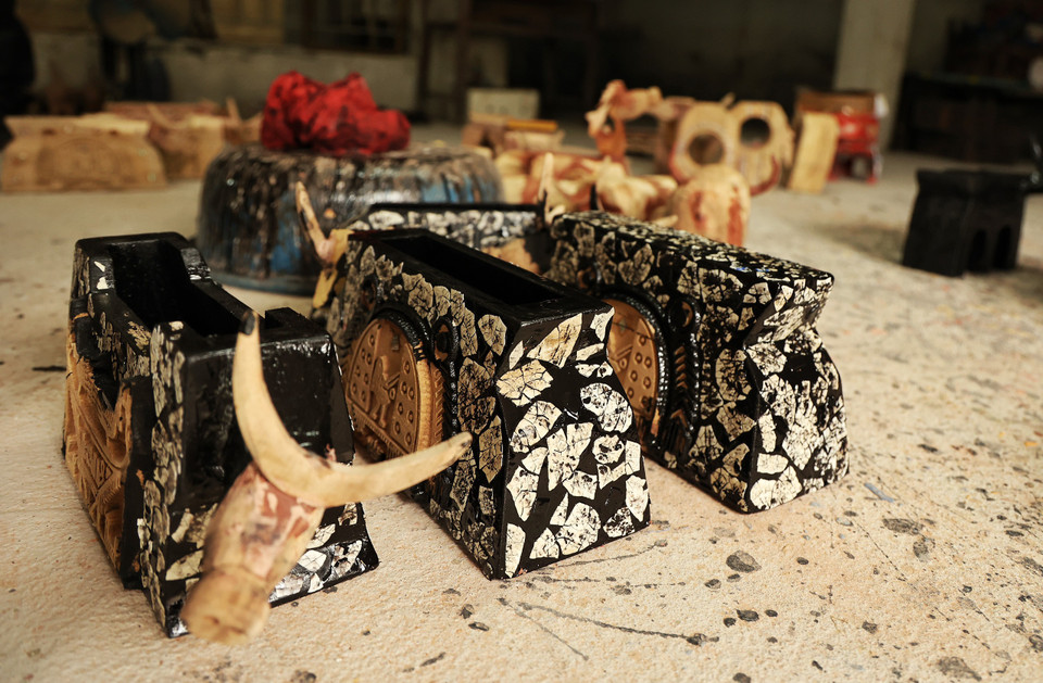 Các sản phẩm tiếp tục được đem phơi sau khi khảm trai, khảm vỏ trứng trang trí... (Ảnh: Xuân Mai/Vietnam+)