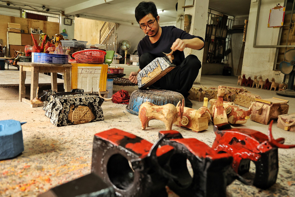 Sinh ra và lớn lên ở vùng đất xứ Đoài, lại sẵn năng khiếu vẽ cùng tình yêu, niềm đam mê học hỏi nghệ thuật truyền thống, Tấn Phát như được chắp thêm cánh khi thi đỗ Trường đại học Mỹ thuật công nghiệp, chuyên ngành sơn mài.(Ảnh: Xuân Mai/Vietnam+)