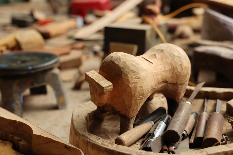 Với kích thước nhỏ nhắn và hướng tới nguyên vật liệu thân thiện môi trường, đàn trâu khảm sơn mài của nghệ nhân Nguyễn Tấn Phát sử dụng lõi gỗ mít. Ảnh: Xuân Mai/Vietnam+)
