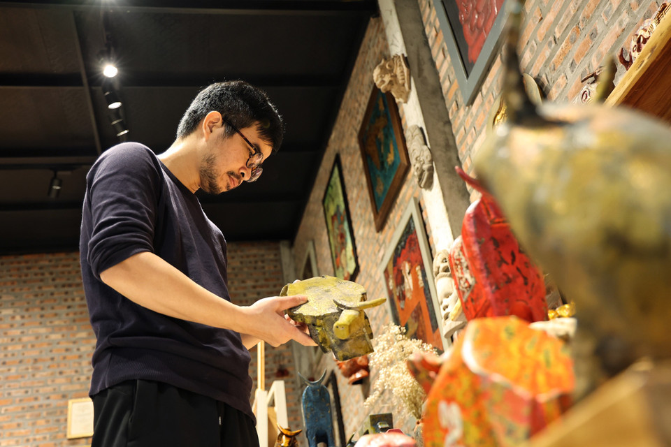 'Tôi luôn đau đáu làm thế nào để không chỉ phát triển bản thân và doanh nghiệp của mình, mà còn hỗ trợ nghệ nhân ở các làng nghề thiết kế, tạo ra những sản phẩm đẹp, độc, lạ, mang đậm bản sắc để chiếm lĩnh thị trường quà lưu niệm thế giới,' nghệ nhân của xứ Đoài bày tỏ. (Ảnh: Xuân Mai/Vietnam+)