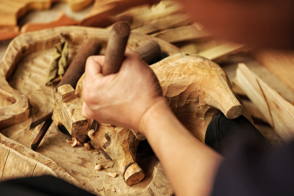  Bình thường xưởng của nghệ nhân Nguyễn Tấn Phát có khoảng chục nhân công cùng hỗ trợ anh làm các sản phẩm thủ công mỹ nghệ truyền thống, nhưng do tình hình dịch bệnh COVID-19 nên chỉ còn 2 thợ phụ giúp anh hoàn thiện bộ sưu tập đồ sộ lần này. (Ảnh: Xuân Mai/Vietnam+)