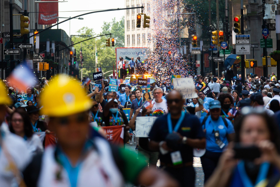 Ngày 7/7, hàng trăm người lao động thuộc các ngành nghề thiết yếu của New York (Mỹ) đã xuống đường diễu hành tôn vinh những anh hùng đời thường đang hàng ngày hàng giờ giúp thành phố vượt qua đại dịch COVID-19. Đoàn người đã tập trung tại phía Nam của phố Broadway ở Manhattan vốn được biết đến là 'Hẻm núi của các anh hùng.' (Ảnh: THX/ TTXVN)