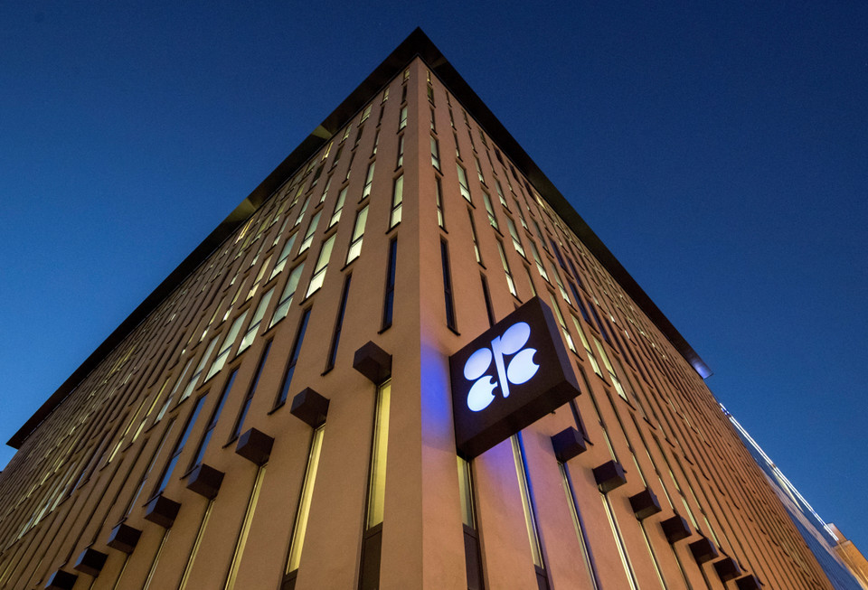 Ngày 5/7, các Bộ trưởng dầu mỏ của Tổ chức Các nước xuất khẩu dầu mỏ (OPEC) và các nước sản xuất dầu liên minh (nhóm OPEC+) đã từ bỏ đàm phán sau khi Các Tiểu vương quốc Arab thống nhất (UAE) bác bỏ việc gia hạn thêm 8 tháng thỏa thuận cắt giảm sản lượng, theo đó các bên không nhất trí được về một thỏa thuận tăng sản lượng. Trong ảnh: Trụ sở OPEC tại Vienna, Áo. (Ảnh: AFP/TTXVN)