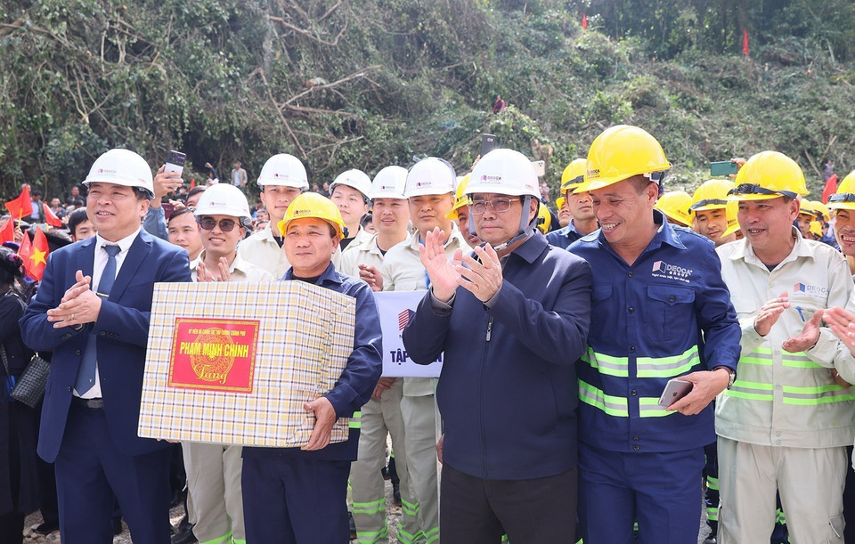 Thủ tướng Phạm Minh Chính tặng quà cho các đơn vị thi công Dự án Cao tốc Đồng Đăng-Trà Lĩnh. (Ảnh: Dương Giang/TTXVN)