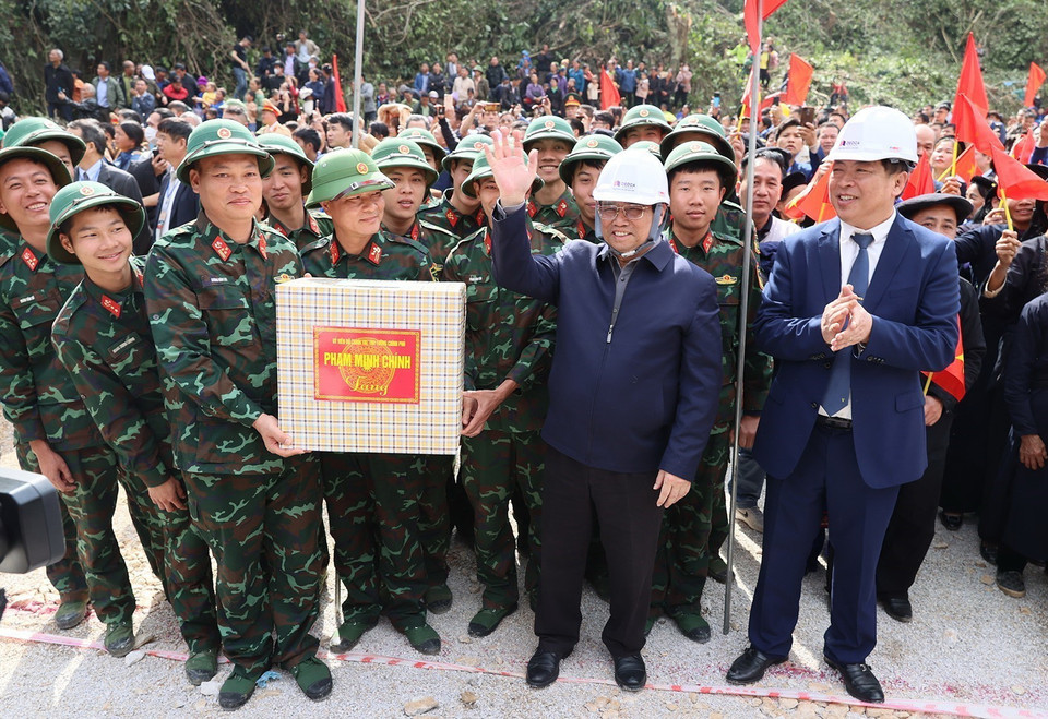 Thủ tướng Phạm Minh Chính tặng quà cho các đơn vị thi công Dự án Cao tốc Đồng Đăng-Trà Lĩnh. (Ảnh: Dương Giang/TTXVN)
