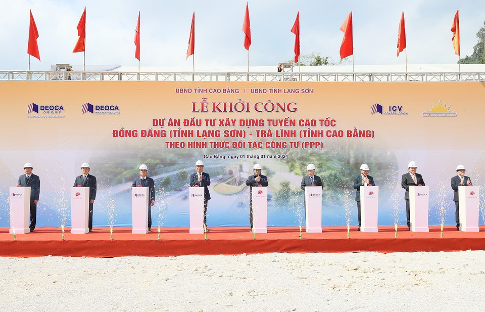 Thủ tướng Phạm Minh Chính và các đại biểu khởi công Dự án Đầu tư Xây dựng Tuyến Đường bộ Cao tốc Đồng Đăng-Trà Lĩnh. (Ảnh: Dương Giang/TTXVN)