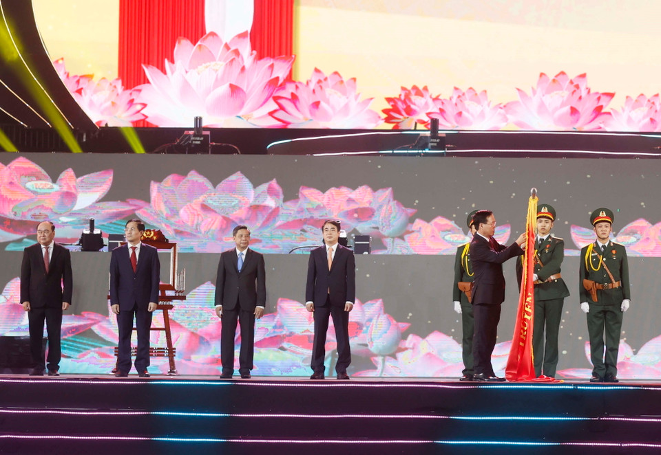 Chủ tịch nước Võ Văn Thưởng gắn Huân chương Lao động hạng Nhất lên lá cờ truyền thống tỉnh Hậu Giang. (Ảnh: Thống Nhất/TTXVN)