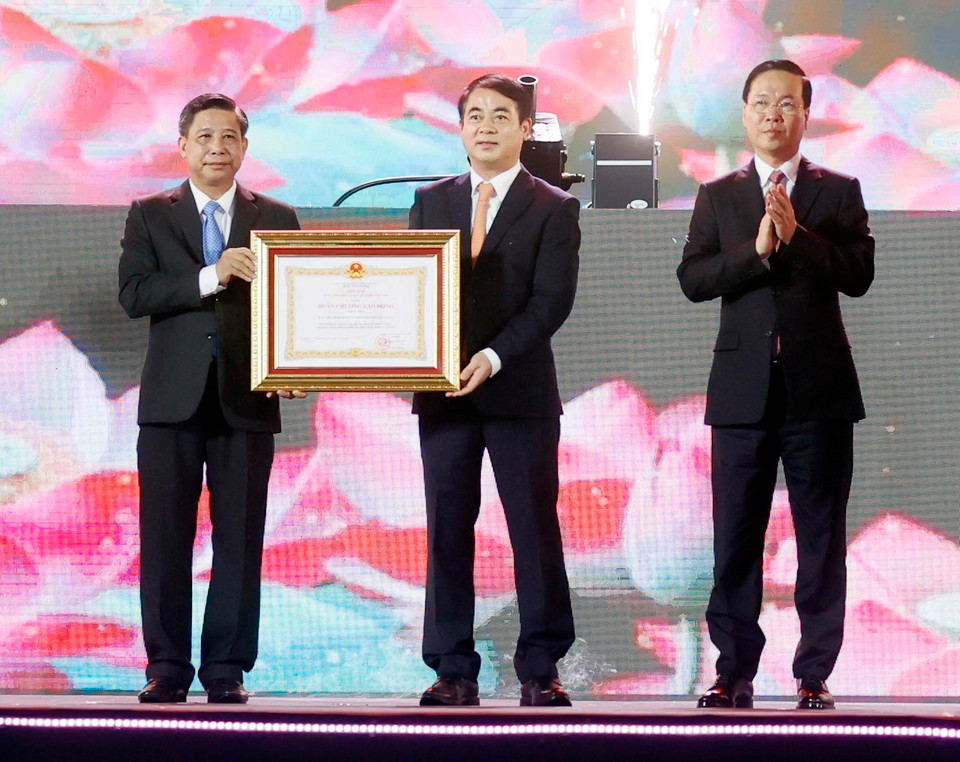 Chủ tịch nước Võ Văn Thưởng trao tặng Huân chương Lao động hạng Nhất cho Đảng bộ, chính quyền và nhân dân tỉnh Hậu Giang. (Ảnh: Thống Nhất/TTXVN)