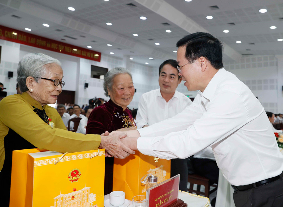 Chủ tịch nước Võ Văn Thưởng tặng quà cho Mẹ Việt Nam Anh hùng tỉnh Hậu Giang. (Ảnh: Thống Nhất/TTXVN)