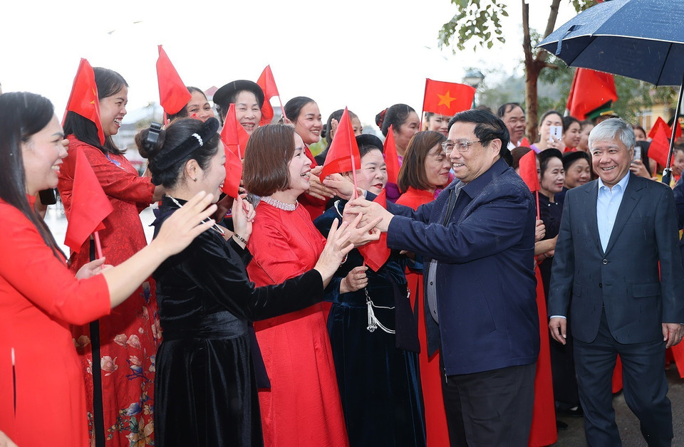 Thủ tướng Phạm Minh Chính thăm, chúc Tết nhân dân khu vực Cửa khẩu Quốc tế Trà Lĩnh. (Ảnh: Dương Giang/TTXVN)