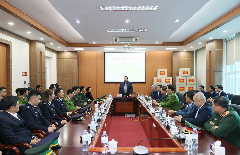 Thủ tướng Phạm Minh Chính làm việc với các lực lượng đang làm nhiệm vụ tại Cửa khẩu Quốc tế Trà Lĩnh. (Ảnh: Dương Giang/TTXVN)