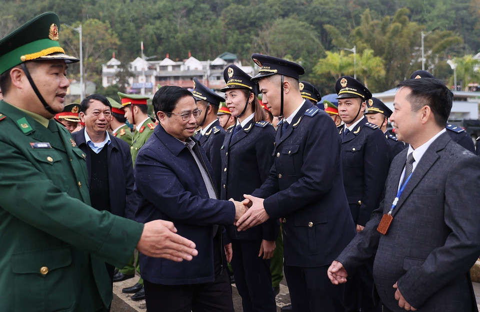 Thủ tướng Phạm Minh Chính thăm, chúc Tết các lực lượng đang thực hiện nhiệm vụ tại Cửa khẩu Quốc tế Trà Lĩnh. (Ảnh: Dương Giang/TTXVN)