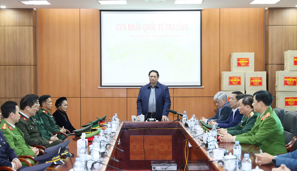 Thủ tướng Phạm Minh Chính làm việc với các lực lượng đang làm nhiệm vụ tại Cửa khẩu Quốc tế Trà Lĩnh. (Ảnh: Dương Giang/TTXVN)