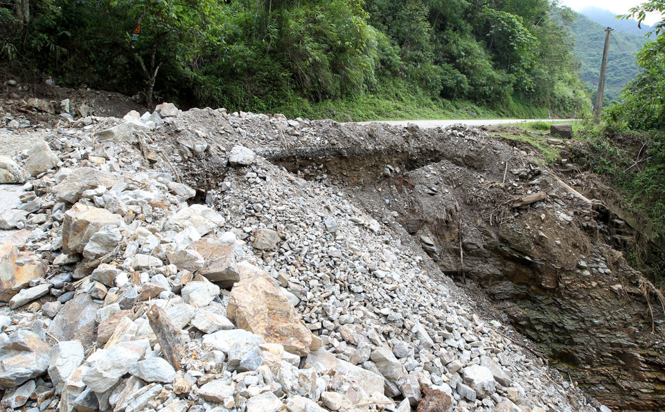 Một điểm sạt lở trên quốc lộ 279. (Ảnh: Quốc Khánh/TTXVN)