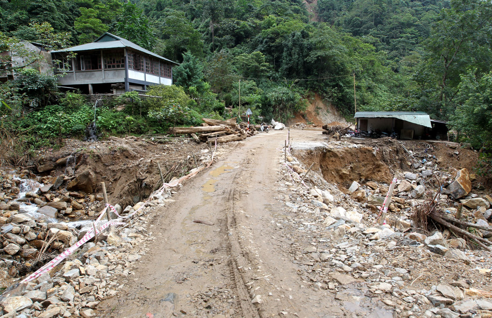 Sạt lở đất trên quốc lộ 279, huyện Văn Bàn, tỉnh Lào Cai. (Ảnh: Quốc Khánh/TTXVN)
