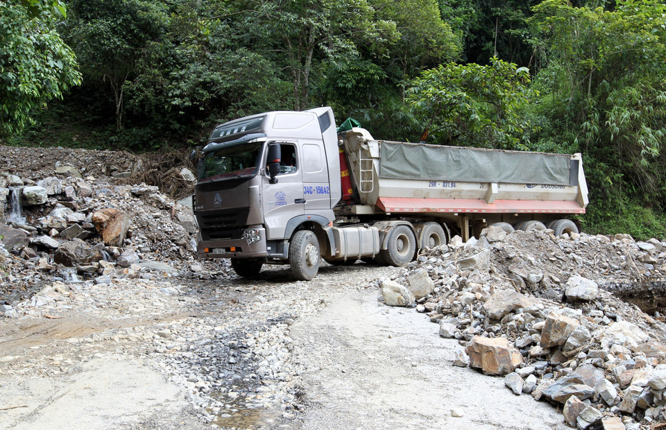 Sạt lở trên quốc lộ 279 khiến các phương tiện đi lại khó khăn. (Ảnh: Quốc Khánh/TTXVN)
