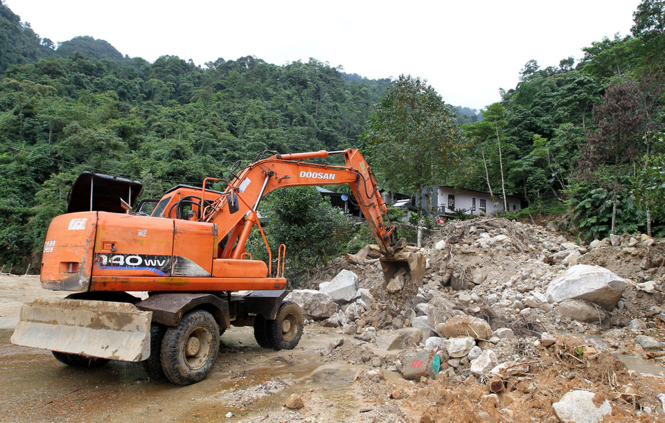 Khắc phục các điểm sạt lở trên quốc lộ 279. (Ảnh: Quốc Khánh/TTXVN)