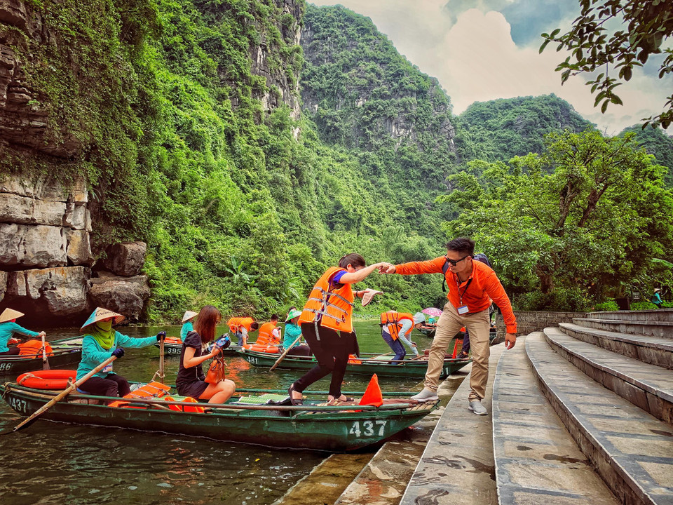 Tuy không phải mùa cao điểm nhưng mỗi ngày vẫn có hàng ngàn lượt du khách ghé thăm quan quần thể danh thắng Tràng An. (Ảnh: Xuân Mai/Vietnam+)