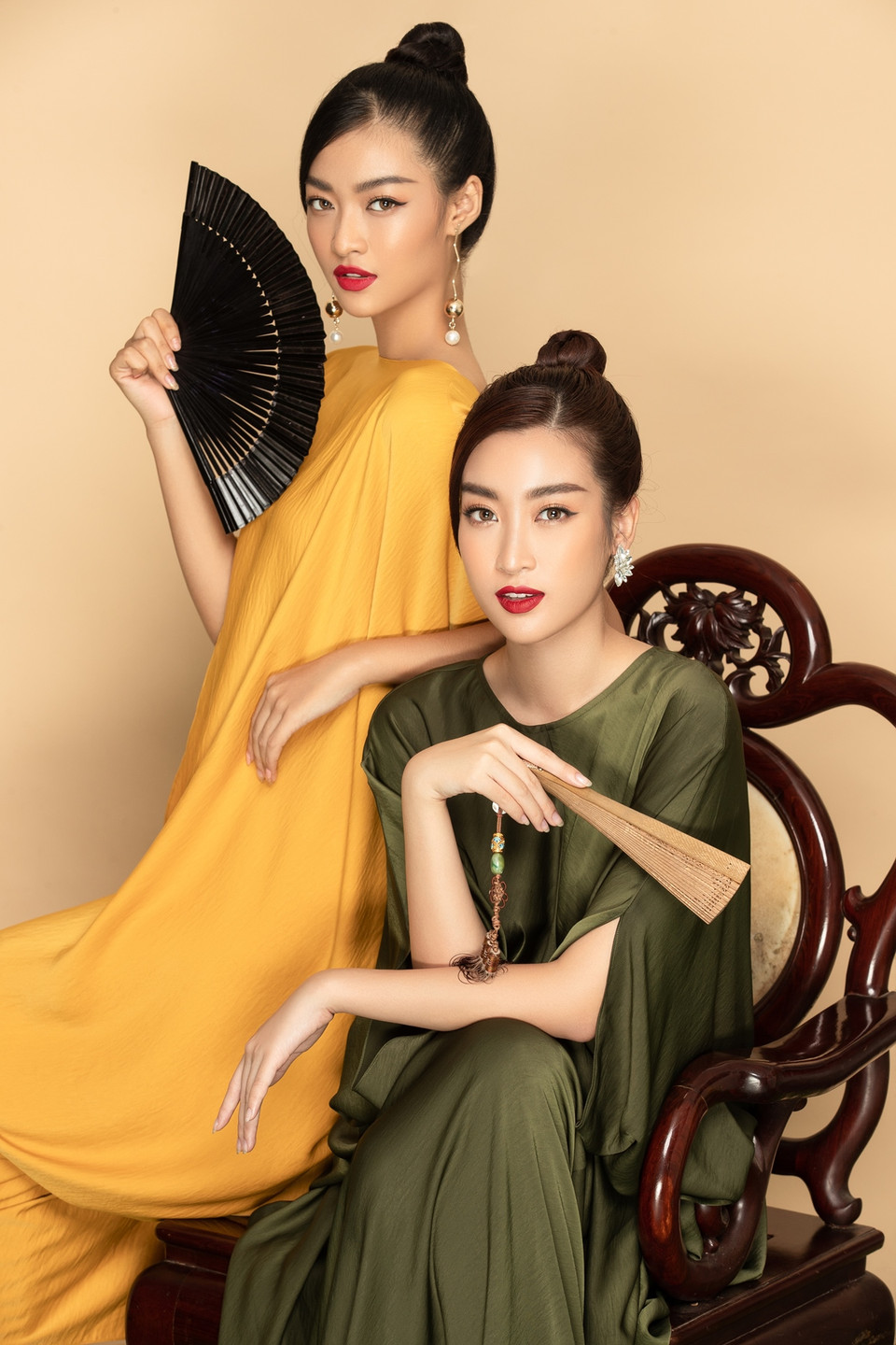 Mới đây, cả hai nàng hậu vừa tung ra bộ ảnh lấy ý tưởng trà kết hợp cùng tơ lụa đậm tinh thần văn hóa Việt Nam. Hai quý cô cùng nhau ‘đọ sắc’ và thưởng thức trà đầy thanh lịch, sang trọng. (Ảnh: CTV/Vietnam+)