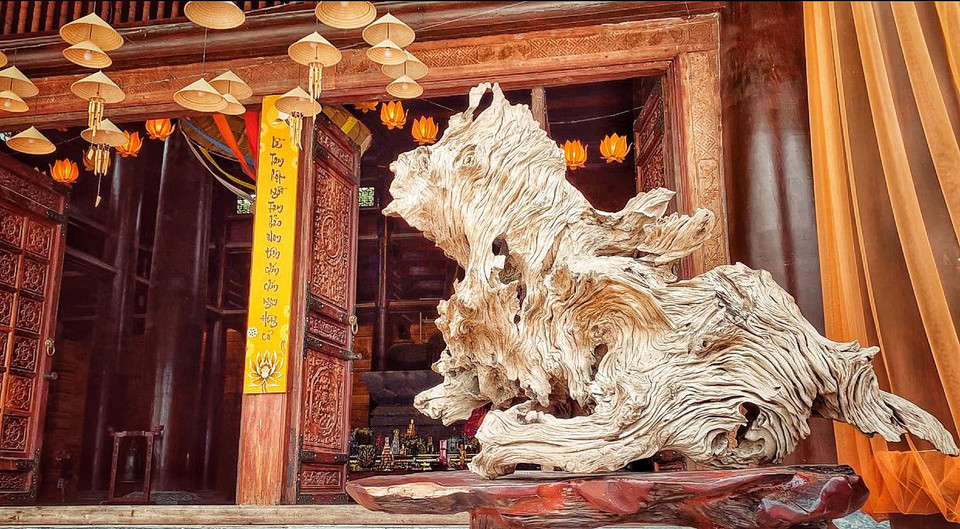 Một tạo tác tự nhiên đặt trước cửa điện. (Ảnh: Xuân Mai/Vietnam+)