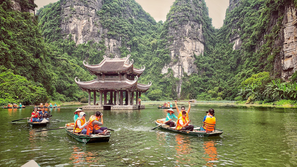 Những ngôi chùa, đền, phủ tựa mình bên vách đá với mái ngói cổ kính, rêu phong, trầm mặc tạo ra một yếu tố văn hóa, kín đáo, gợi đến sự vĩnh hằng trong tín ngưỡng tâm linh, chứa đựng những giá trị bản địa đồng điệu với cảnh quan. (Ảnh: Xuân Mai/Vietnam+)