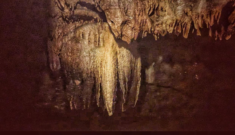 Những khối nhũ đá với nhiều hình thù độc đáo. (Ảnh: Xuân Mai/Vietnam+)