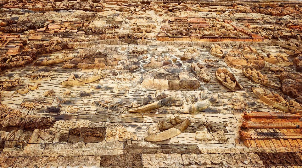 Những bức phù điêu làm bằng đá núi lửa ở Indonesia do người Hồi giáo đất nước này tạc sau đó đưa sang Việt Nam. (Ảnh: Xuân Mai/Vietnam+)