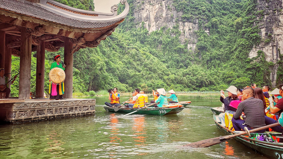 Liền anh liền chị thể hiện những bài quan họ như níu chân du khách. (Ảnh: Xuân Mai/Vietnam+)