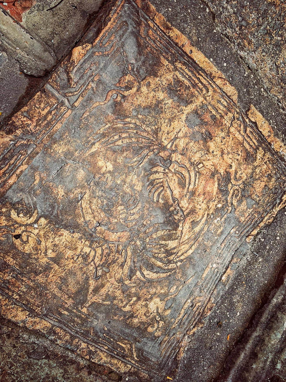 Một trong số ít những viên đá còn sót lại từ thế kỷ thứ X. (Ảnh: Xuân Mai/Vietnam+)