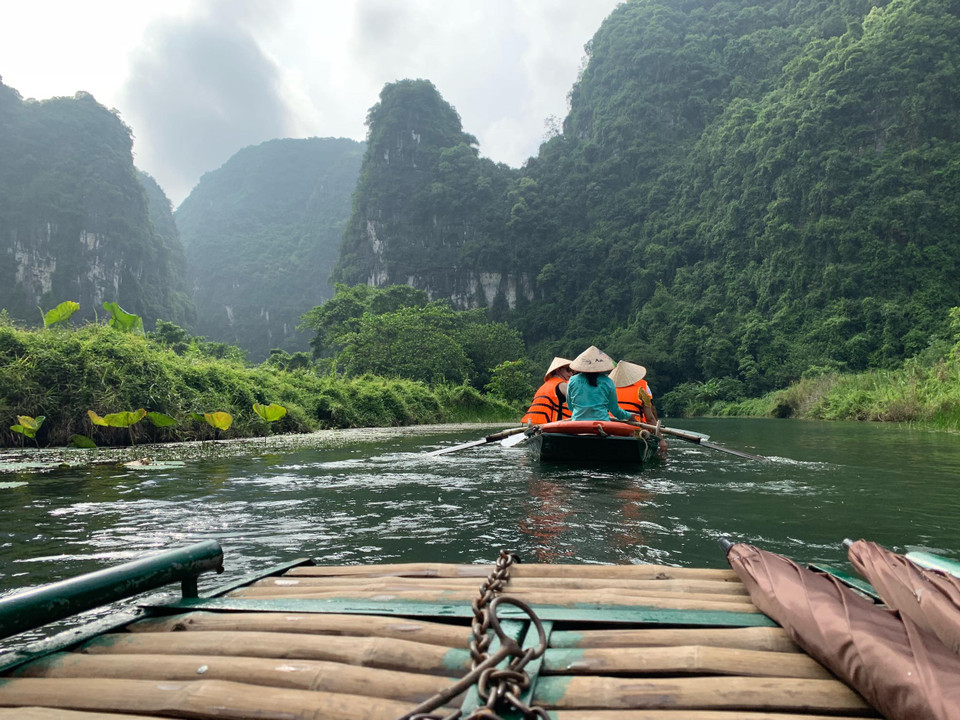 Quần thể danh thắng Tràng An được Tổ chức UNESCO công nhận là Di sản Văn hóa và Thiên nhiên Thế giới với ba tiêu chí tạo nên sự nổi bật toàn cầu đó là văn hóa, vẻ đẹp thẩm mỹ và địa chất địa mạo. (Ảnh: Xuân Mai/Vietnam+)