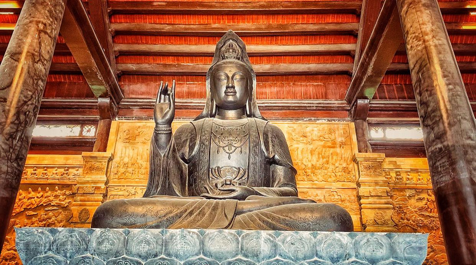 Bức tượng Phật bà Quan âm bằng đồng dát đồng đen nguyên khối nặng 100 tấn tại điện Tam Thế. (Ảnh: Xuân Mai/Vietnam+)