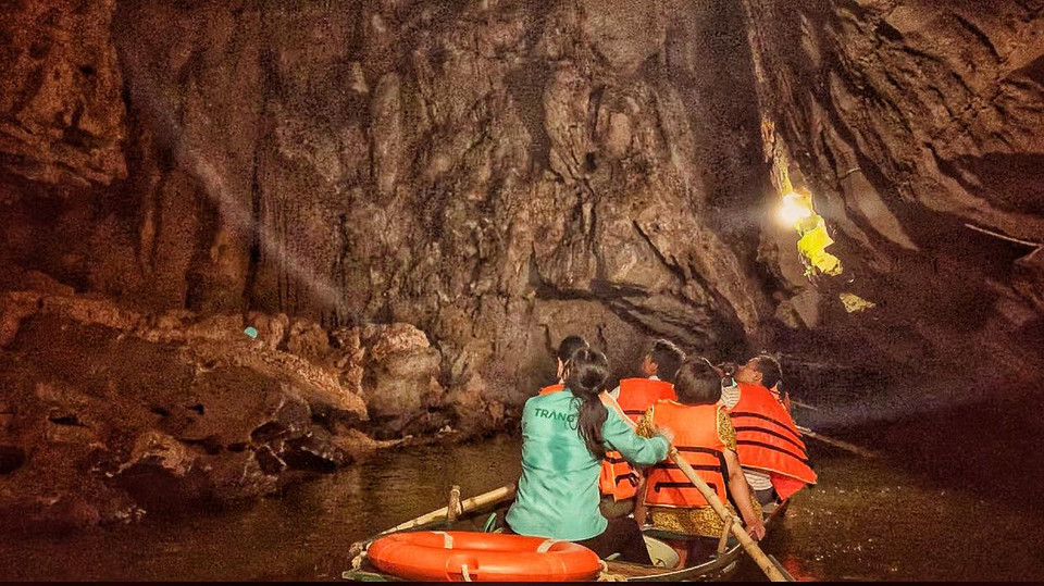 Du khách sẽ ngỡ ngàng trước hệ thống nhũ đá của hang Đột kéo dài hơn 1.000 mét mà người mẹ thiên nhiên đã gọt dũa qua hàng ngàn năm. (Ảnh: Xuân Mai/Vietnam+)