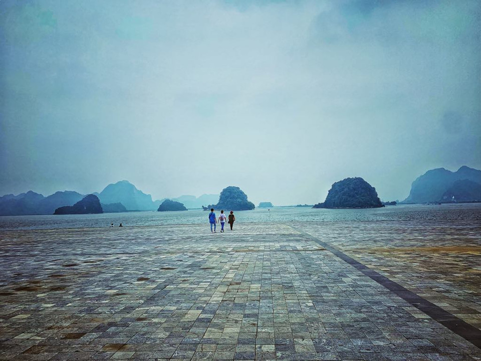 Quần thể chùa Tam Chúc (Kim Bảng, Hà Nam) có diện tích gần 5.100 ha, trong đó có gần 1.000 ha hồ nước, 3.000 ha núi đá, rừng tự nhiên… cùng nhiều thung lũng, 3 mặt được dãy núi Thất Tinh hình tay ngai bao bọc, trước là hồ Tam Chúc với 6 quả núi. (Ảnh: Xuân Mai/Vietnam+)