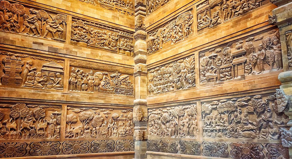 Các tác phẩm phù điêu đều vô cùng đặc sắc và độc đáo. (Ảnh: Xuân Mai/Vietnam+)