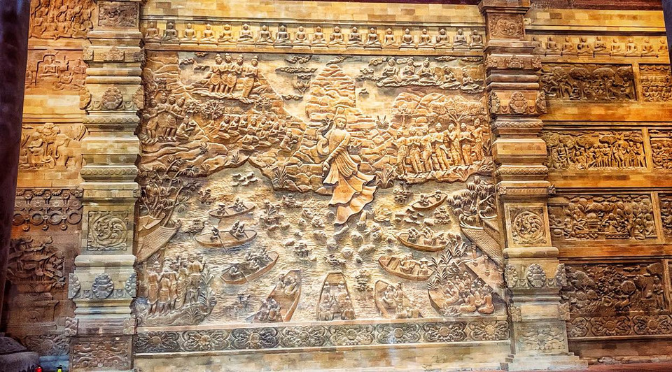 Ngắm cho tiết các bức phù điêu trong chùa. (Ảnh: Xuân Mai/Vietnam+)